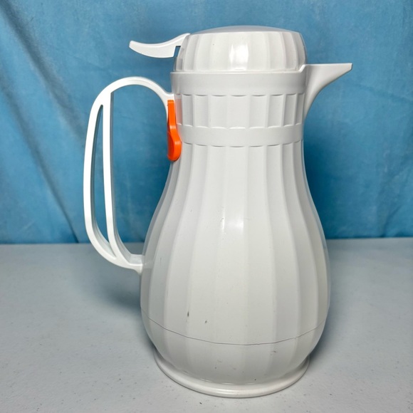 Bakers & Chefs Beverage Server Insulated  Dispenser Carafe w/ Lid [44 oz, 1.3 L] - Picture 4 of 9